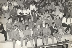 Nederlands-Dames-Team-1967-1968-Florence-Zittend-op-tribune
