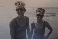 1993-Beach-volleybal-Claire-Paterson-en-Simone-Kooy-na-de-traditionele-duik-in-zee-voor-de-winnaars-van-de-Masters-1993