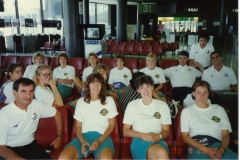 Teamfoto-dames-1990-Narita-airport-op-weg-naar-WK-in-China-1990